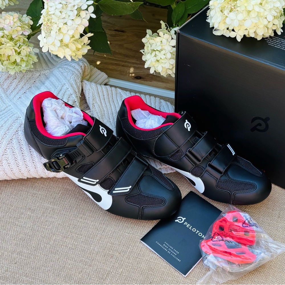 UNISEX NWT Peloton cycling shoes with clips 44